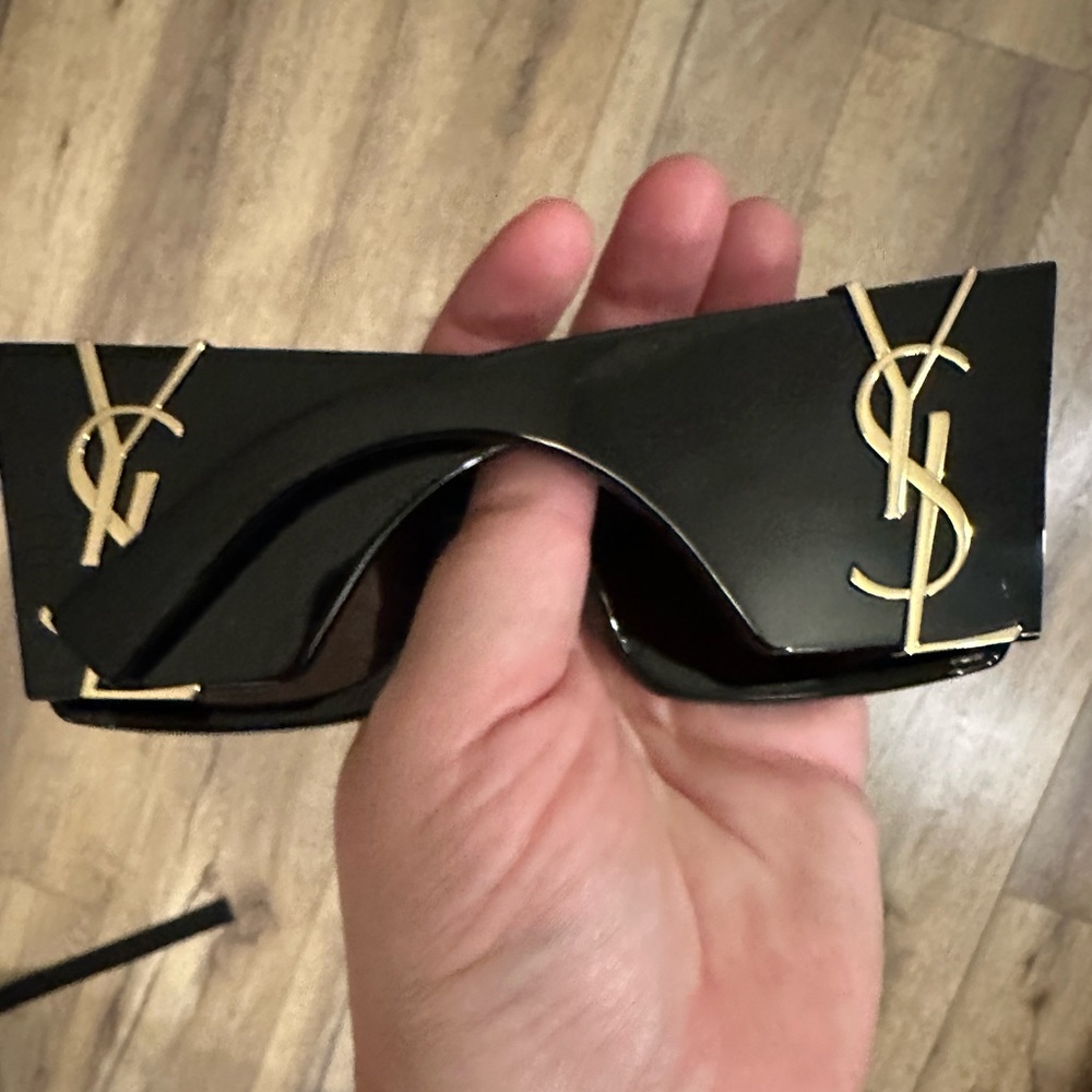 Brand new ysl SL M119 BLAZE

$ 960 - Picture 5 of 8